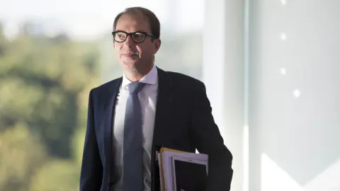 Alman Bakan Dobrindt'ten Kritik Uyarı: Tehdit Seviyesi 'Yüksek'e Çıkarıldı Alman Bakan Dobrindt'ten Kritik Uyarı: Tehdit Seviyesi 'Yüksek'e Çıkarıldı