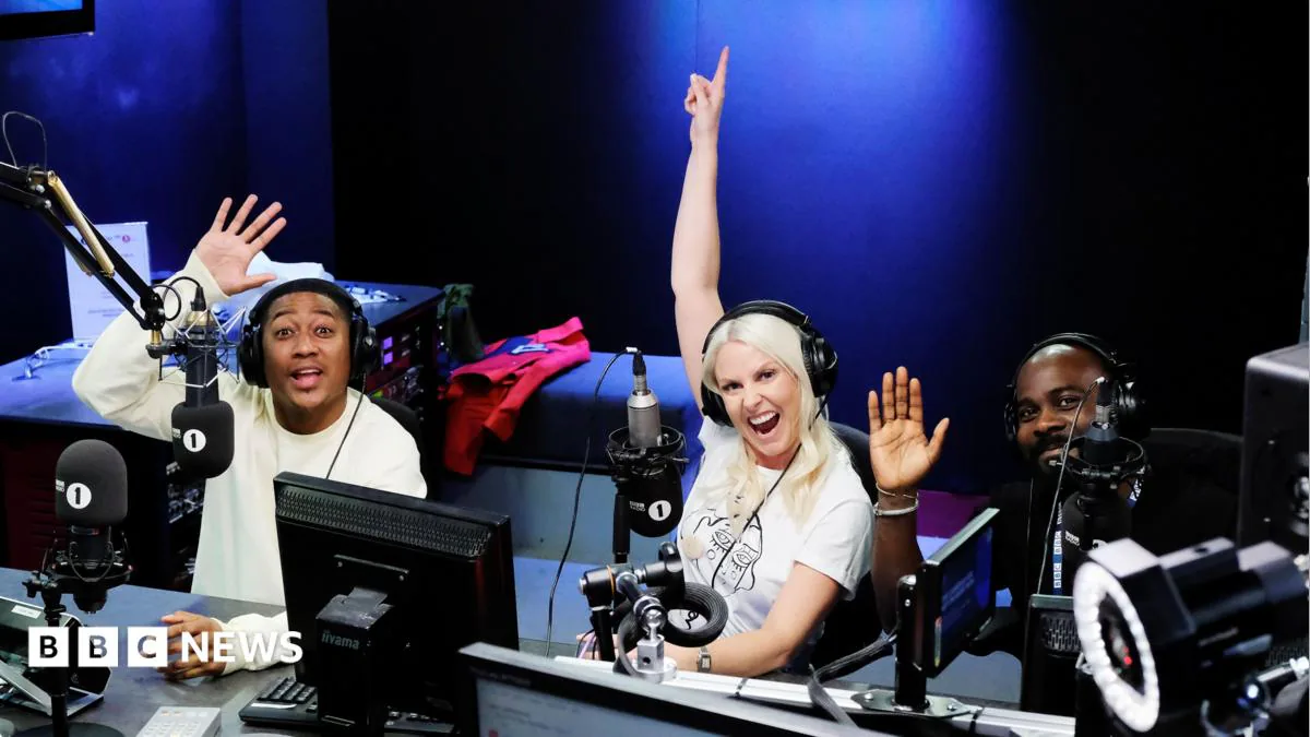 BBC Radio 1'de Büyük Kan Değişimi: 6 Sunucu Ayrılıyor, TikTok Yıldızları Geliyor BBC Radio 1'de Büyük Kan Değişimi: 6 Sunucu Ayrılıyor, TikTok Yıldızları Geliyor