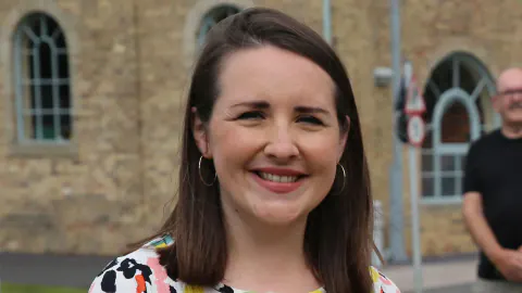 BBC Antiques Roadshow Yıldızı Theo Burrell 39 Yaşında Hayatını Kaybetti