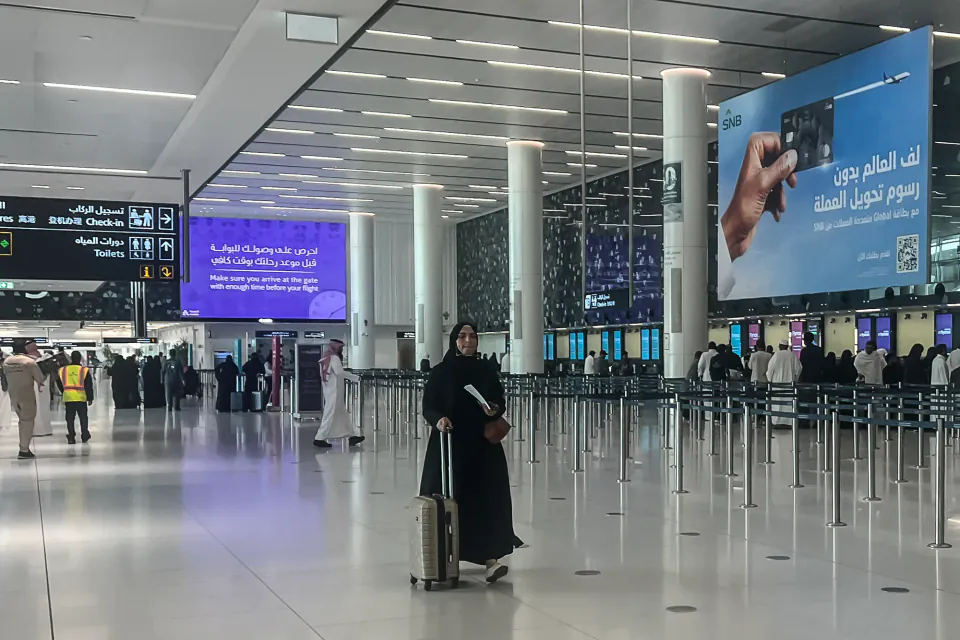 Hutiler Riyad'havalimanına balistik füzeleriyle vurdu: Aramco saldırısından sonra gerilim tırmanıyor görseli