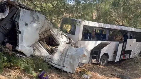 Minibüs ile tur otobüsü çarpıştı: 2 kardeş öldü, 9 yaralı