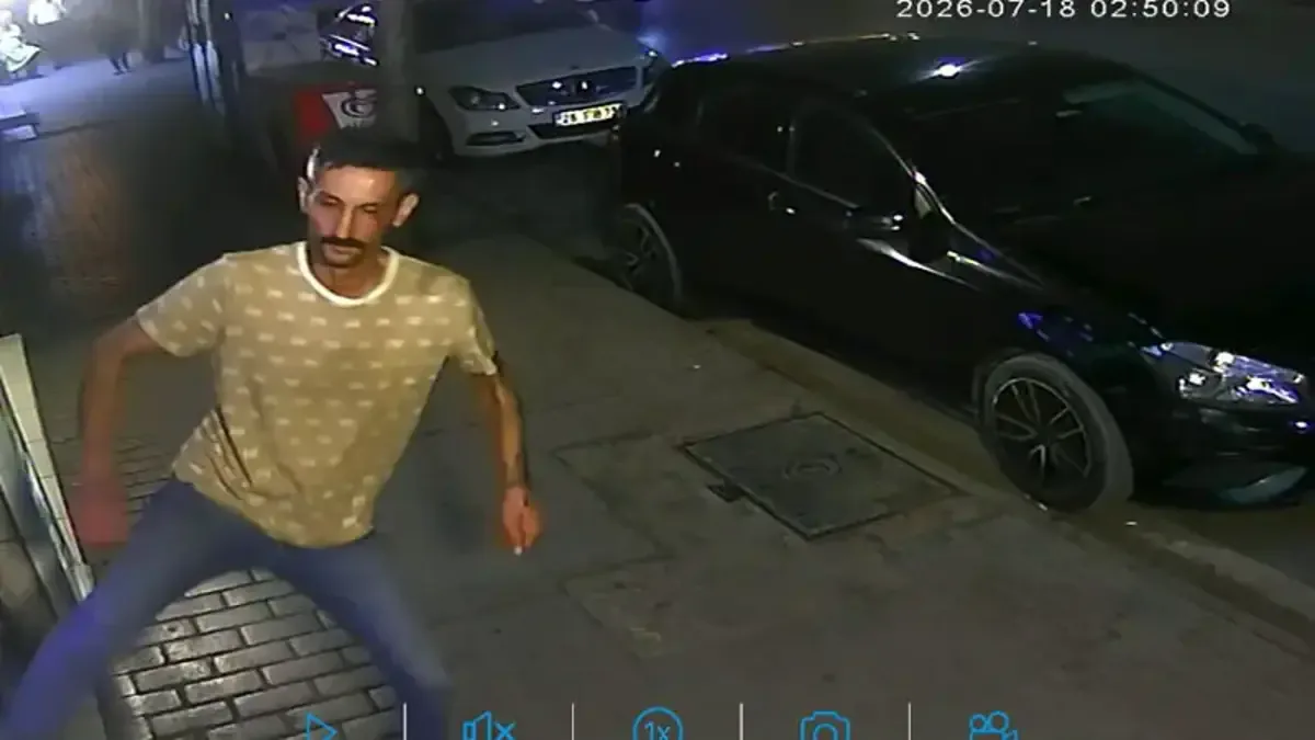 Eskişehir'de Tatil Acentesi Camını Kıran Şüpheliyi Esnaf Yakaladı Eskişehir'de Tatil Acentesi Camını Kıran Şüpheliyi Esnaf Yakaladı