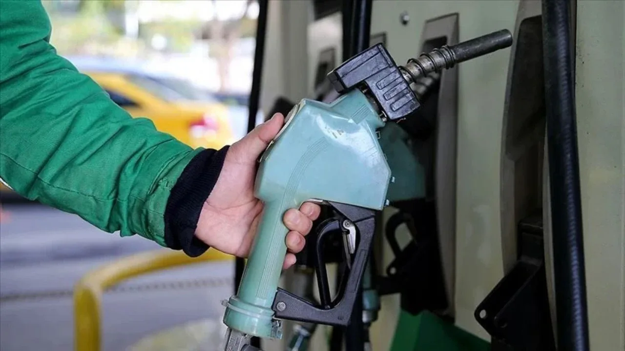Akaryakıt fiyatları güncellendi: Benzinde 3,20 TL artış, motorinde salı için 6,62 TL zam bekentisi Akaryakıt fiyatları güncellendi: Benzinde 3,20 TL artış, motorinde salı için 6,62 TL zam bekentisi