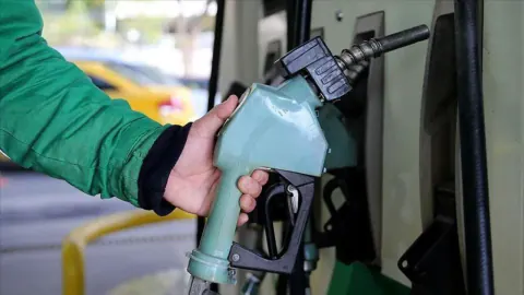 Akaryakıt fiyatları güncellendi: Benzinde 3,20 TL artış, motorinde salı için 6,62 TL zam bekentisi