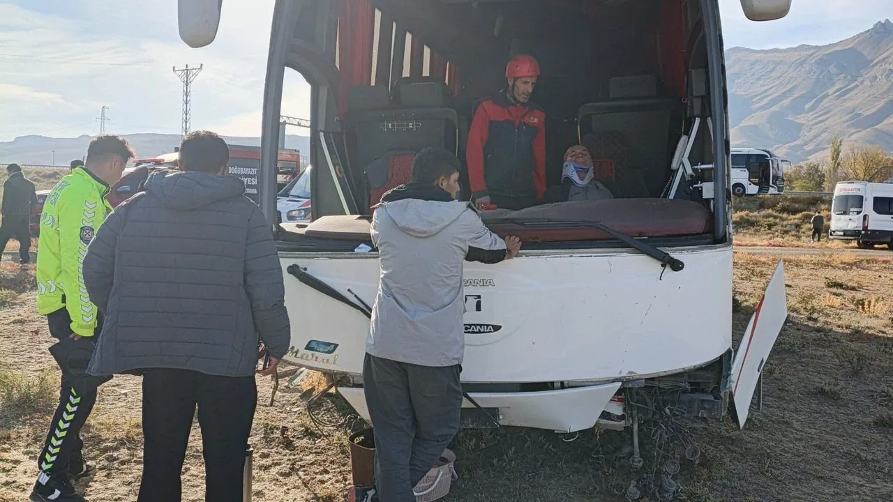 Ağrı'da İran plakalı otobüs kaza yaptı: 1 ağır, 5 yaralı Ağrı'da İran plakalı otobüs kaza yaptı: 1 ağır, 5 yaralı