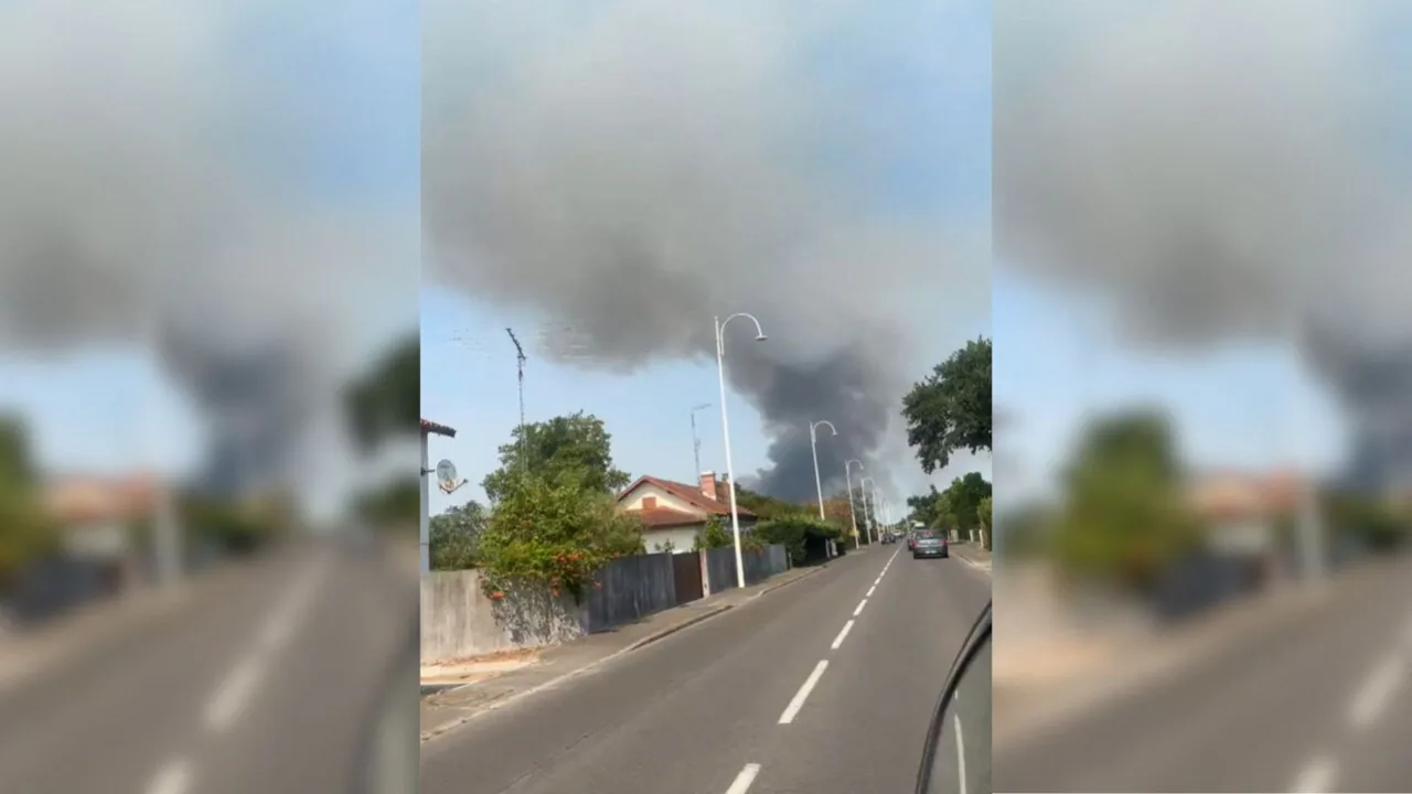 Biscarrosse'ta Korkutan Yangın: Araç Alev Alev Yandı, Ormana Sıçradı Biscarrosse'ta Korkutan Yangın: Araç Alev Alev Yandı, Ormana Sıçradı