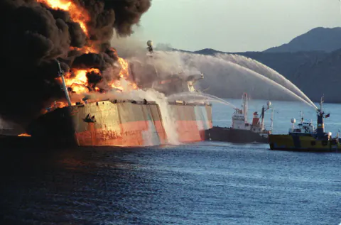 Hormuz Boğazı'nda ABD-İran gerginliği zirvede: Tankerler hedef alındı, füzeler ateşlendi