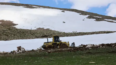 Bayburt'ta Yaz Ortasında Kar Mesaisi: Yayla Yolları Nasıl Açılıyor?