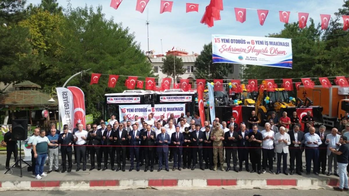 Siirt Belediyesine 21 Yeni Araç Hizmete Girdi: 15 Otobüs, 6 İş Makinesi Siirt Belediyesine 21 Yeni Araç Hizmete Girdi: 15 Otobüs, 6 İş Makinesi