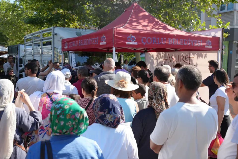 Konya'da Aşure Günü Coşkusu: Beşyol AVM'den Vatandaşlara İkram görseli