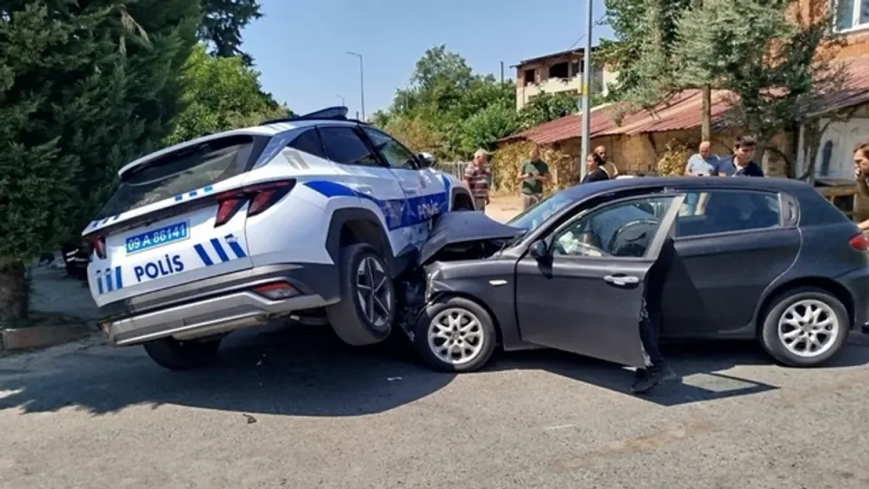 Nazilli'de polis aracı otomobile çarptı: 2 yaralı, bir polis memuru görseli