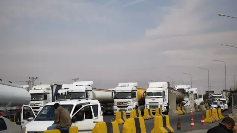 Habur Sınır Kapısı'ndaki Tır Şoförlerinden Sıcaklar Nedeniyle Gölgelik Talebi