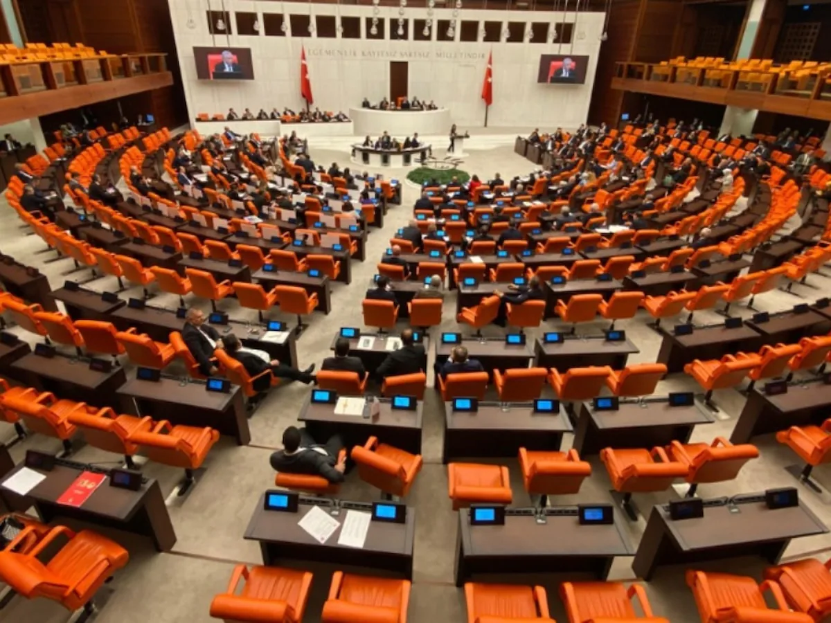 AKP ve MHP, Yeni Anayasa İçin CHP Destekli 'Vize'yi Aldı AKP ve MHP, Yeni Anayasa İçin CHP Destekli 'Vize'yi Aldı