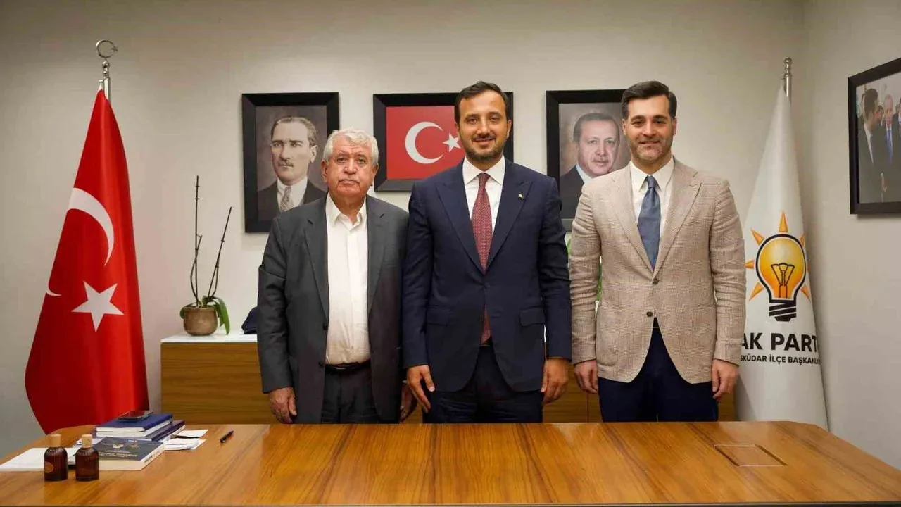 Üsküdar'da 4 CHP'li meclis üyesi AK Parti'ye katıldı: Denge 23'e 21 oldu Üsküdar'da 4 CHP'li meclis üyesi AK Parti'ye katıldı: Denge 23'e 21 oldu