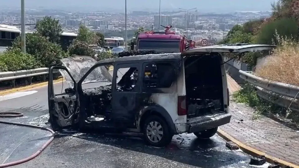Aydın'da Seyir Halindeki Polis Aracı Alevlere Teslim Oldu görseli