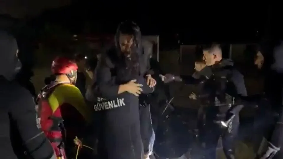 Sarıyer'de selde mahsur kalan Demet Özdemir, Sahil Güvenlik'e kurtarıldı görseli