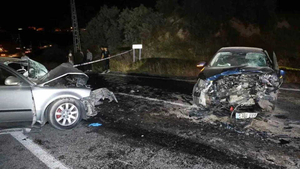 Nevşehir'de kafa kafaya çarpışma: Hatalı sollama can aldı görseli