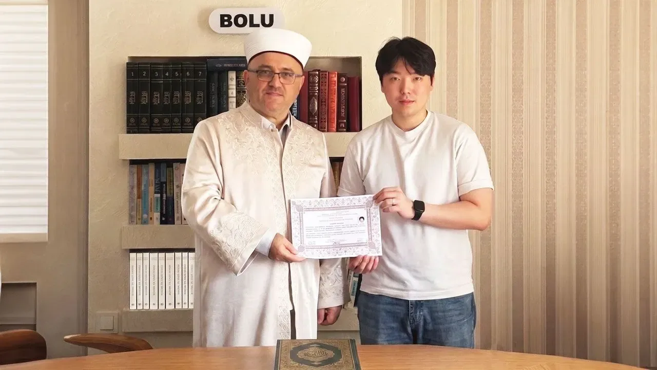 Güney Koreli Seungjın Hong'un Bolu'daki Manevi Yolculuğu: İslamiyet'e Geçiş Güney Koreli Seungjın Hong'un Bolu'daki Manevi Yolculuğu: İslamiyet'e Geçiş