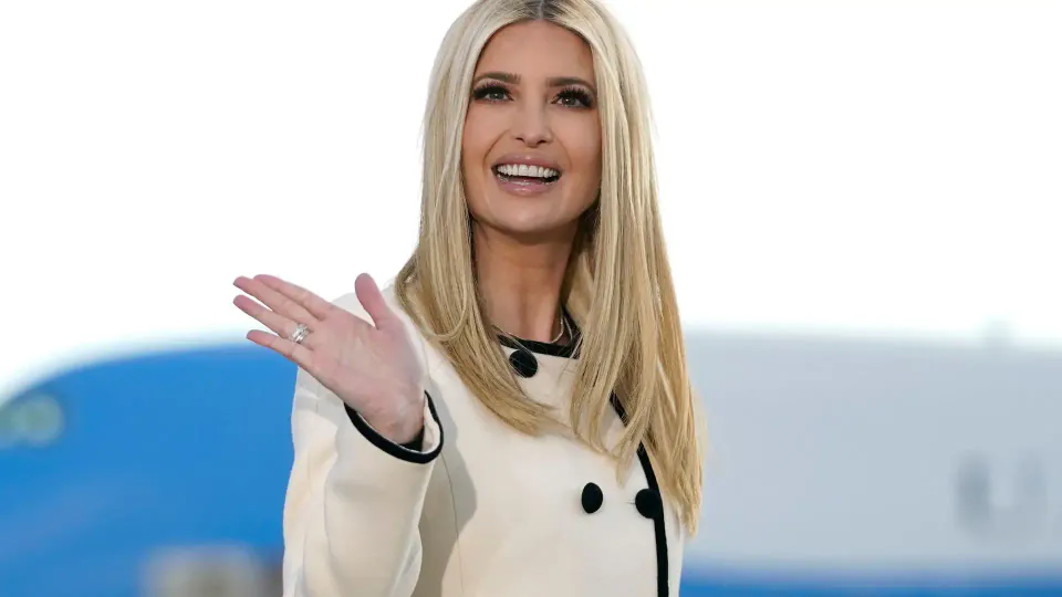 İvanka Trump, Anneannesinin 100. Yaş Kutlamasını Paylaştı: 10 Torun Bir Arada görseli