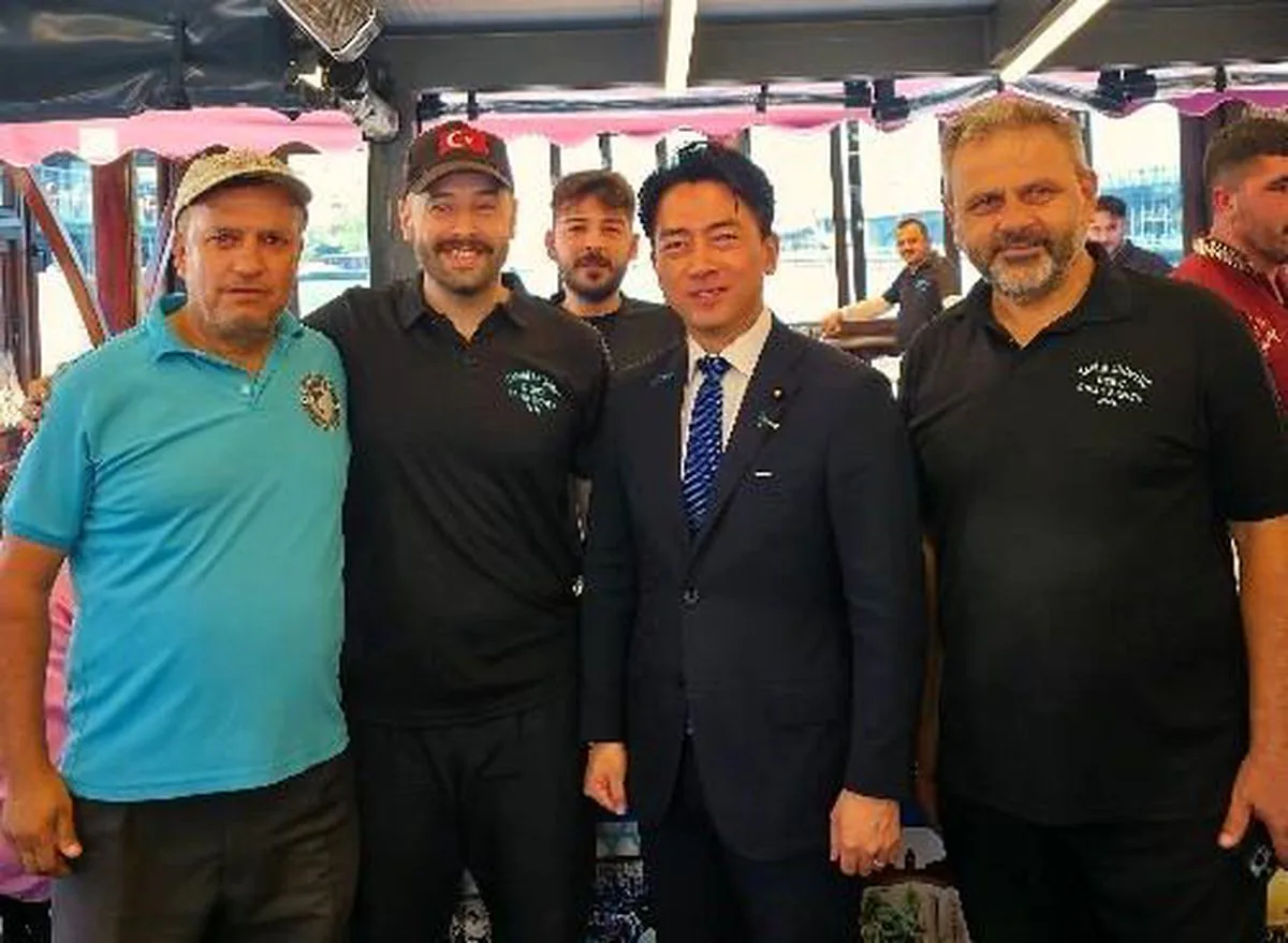 Japonya Savunma Bakanı Shinjiro Koizumi İstanbul'da Türk Kahvesi İçti Japonya Savunma Bakanı Shinjiro Koizumi İstanbul'da Türk Kahvesi İçti