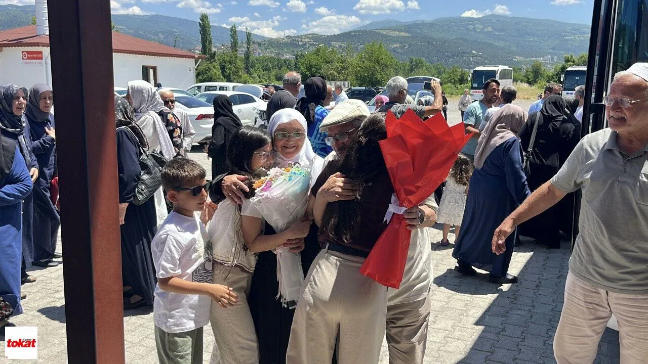 Niksar'da Duygusal Kavuşma: 32 Kişilik Hacı Kafilesi Memleketine Döndü Niksar'da Duygusal Kavuşma: 32 Kişilik Hacı Kafilesi Memleketine Döndü