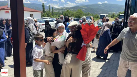 Niksar'da Duygusal Kavuşma: 32 Kişilik Hacı Kafilesi Memleketine Döndü Niksar'da Duygusal Kavuşma: 32 Kişilik Hacı Kafilesi Memleketine Döndü