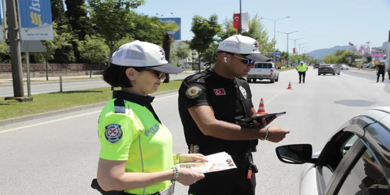 Ordu'da Trafik Denetimleri Sıkılaştı: Bir Haftada 22 Bin Araç Kontrol Edildi Ordu'da Trafik Denetimleri Sıkılaştı: Bir Haftada 22 Bin Araç Kontrol Edildi