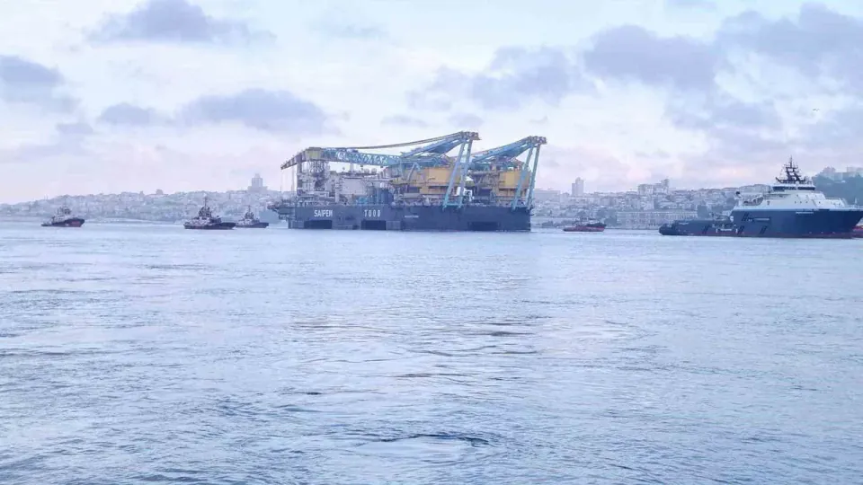 Dev Vinç Gemisi Saipem 7000 İstanbul Boğazı'nı Geçiyor: Trafik Kapatıldı görseli
