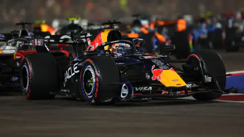 Hamilton Singapur'da 3. sıradan başlıyor, Verstappen 50. pole'ı kutladı
