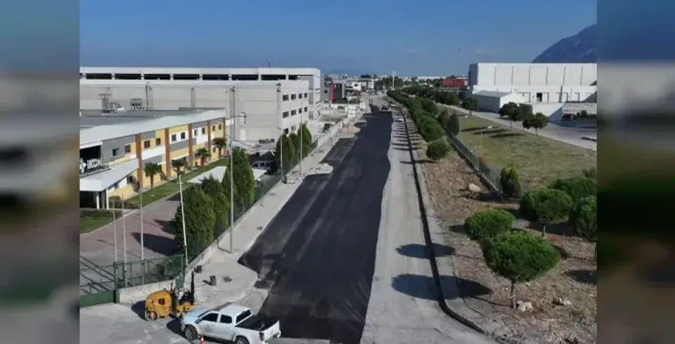 Manisa OSB'de 2,5 km asfalt yenileniyor: Eski Menemen Yolu'na sıcak asfalt görseli
