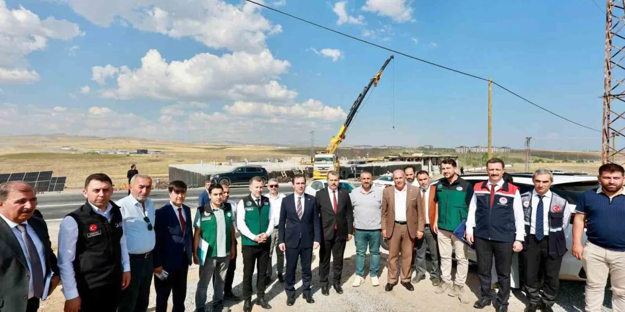 Ahlat'ta İçme Suyu Isale Hattı Projesi: Vali Karakaya Sahada Ahlat'ta İçme Suyu Isale Hattı Projesi: Vali Karakaya Sahada