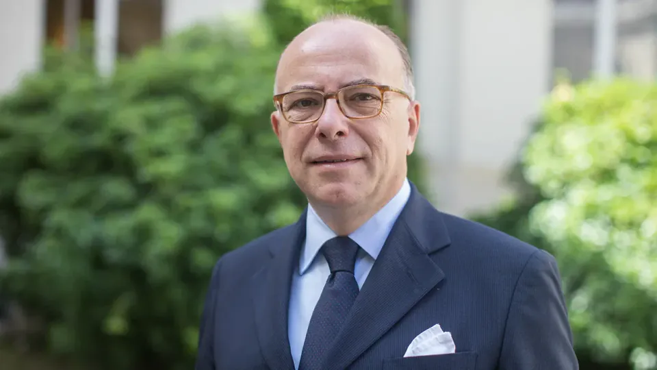 Bernard Cazeneuve Fransa'da 2027 Seçimleri İçin Sahaya İndi