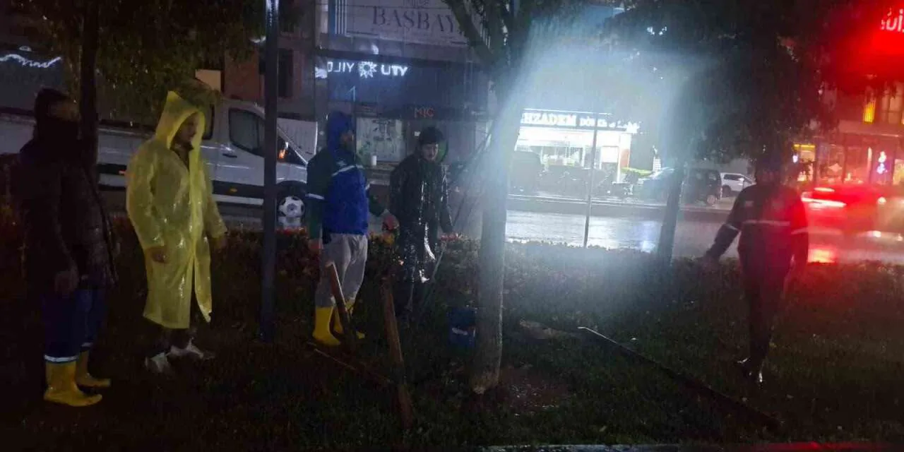 Arnavutköy’de yağış mesaisi: 300 personel ve 80 araç 7/24 sahada Arnavutköy’de yağış mesaisi: 300 personel ve 80 araç 7/24 sahada