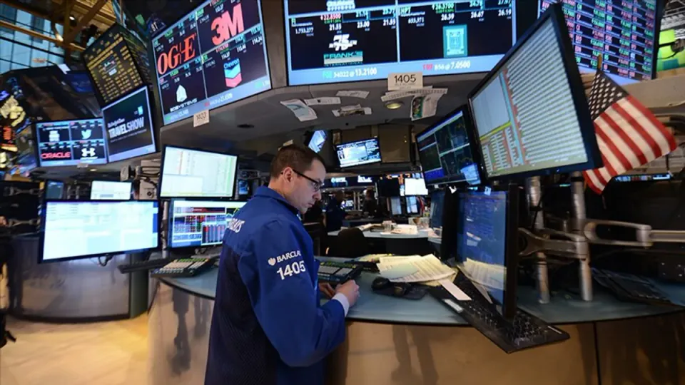 Küresel Piyasalarda Teknoloji Depremi: Nasdaq ve Petrol Fiyatları Düştü görseli