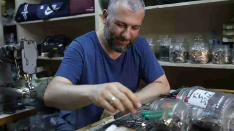 Gaziantep'te 52 Yıllık Dükkanda Usta Çanta Tamirci: 'Çırak Bulamıyorum, Meslek Bitti Gidiyor'