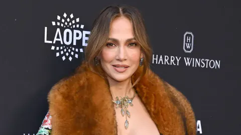 Jennifer Lopez, LA Opera Galası'nda Zuhair Murad ile Büyüledi: Derin Dekolteli Siyah Elbise ve Dramatik Pelerin