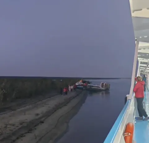 Yakutya'da Turistik Gezi Kabusa Dönüştü: Aileler Nehirin Ortasında Mahsur Kaldı