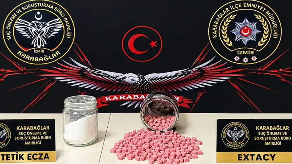 İzmir'de uyuşturucu operasyonu: 4 şüpheli tutuklandı, yüzlerce hap ele geçirildi görseli