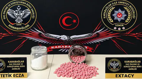 İzmir'de uyuşturucu operasyonu: 4 şüpheli tutuklandı, yüzlerce hap ele geçirildi