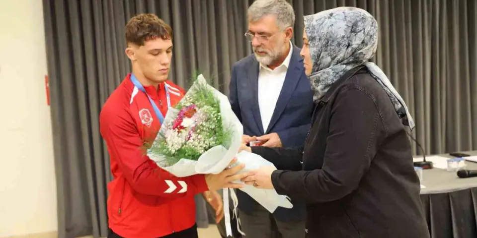 Kepsut'un genç pehlivanı İsmet Emir, Türkiye Şampiyonu olarak belediyede törenle anıldı görseli