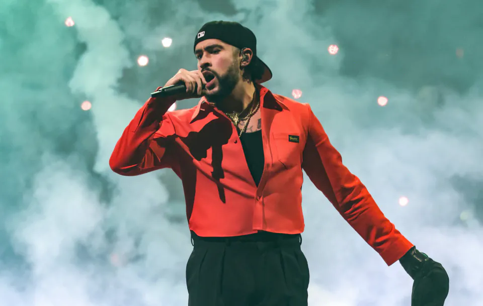 Dünya Yıldızı Bad Bunny'den Sürpriz Tercih: Avusturyalı Küçük Kulübün Ceketiyle Sahnede görseli