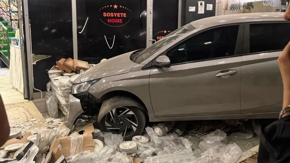 Adana'da peş peşe kaza: İki araç aynı mağazaya girdi, 2 yaralı görseli