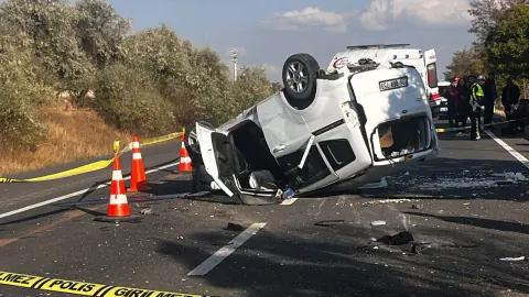Hafif Ticari Araç Devrildi: 1 Kişi Öldü, 2 Yaralı