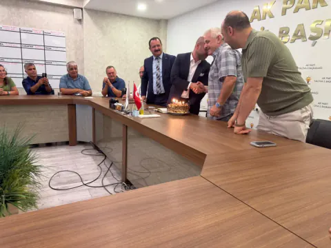 AK Parti Yalova İl Başkanı Umut Güçlü'ye Sürpriz Kutlama
