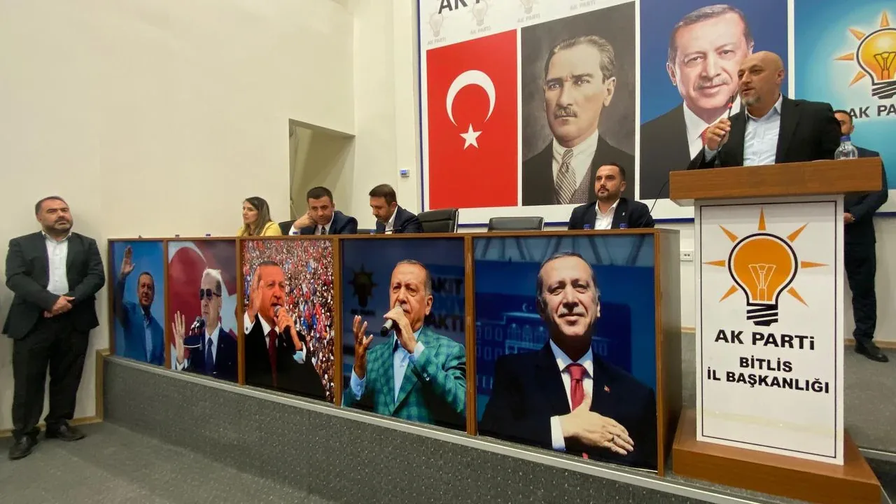 AK Parti Bitlis'te Danışma Meclisi Toplantısı: Havalimanı ve Yol Çalışmaları Masaya Yatırıldı AK Parti Bitlis'te Danışma Meclisi Toplantısı: Havalimanı ve Yol Çalışmaları Masaya Yatırıldı
