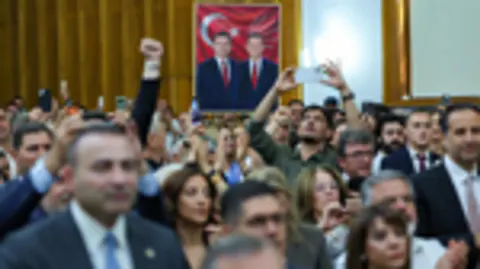 Özgür Özel'in 'Yeni Parti' Senaryosu: Yapay Zeka Sloganları Belirledi