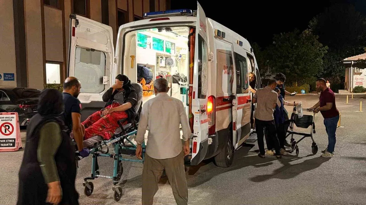 Adıyaman'da ilaçlama sonrası 26 tarım işçisi hastaneye kaldırıldı Adıyaman'da ilaçlama sonrası 26 tarım işçisi hastaneye kaldırıldı