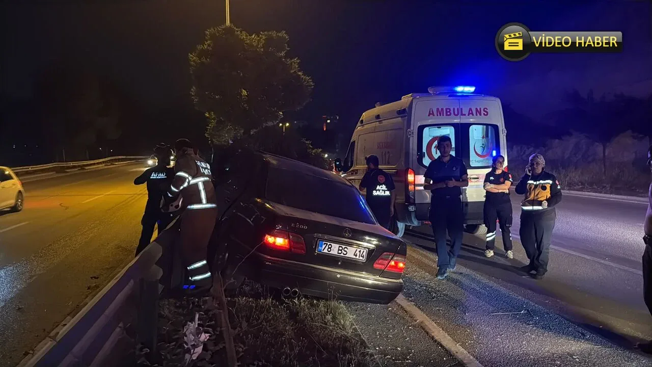 Safranbolu'da Kontrolden Çıkan Otomobil Refüje Çarptı Safranbolu'da Kontrolden Çıkan Otomobil Refüje Çarptı