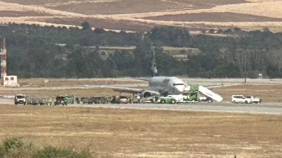 Gaziantep Havalimanı'nda SunExpress uçağında iniş takımı arızası görseli