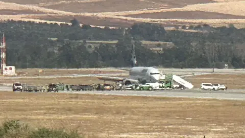 Gaziantep Havalimanı'nda SunExpress uçağında iniş takımı arızası